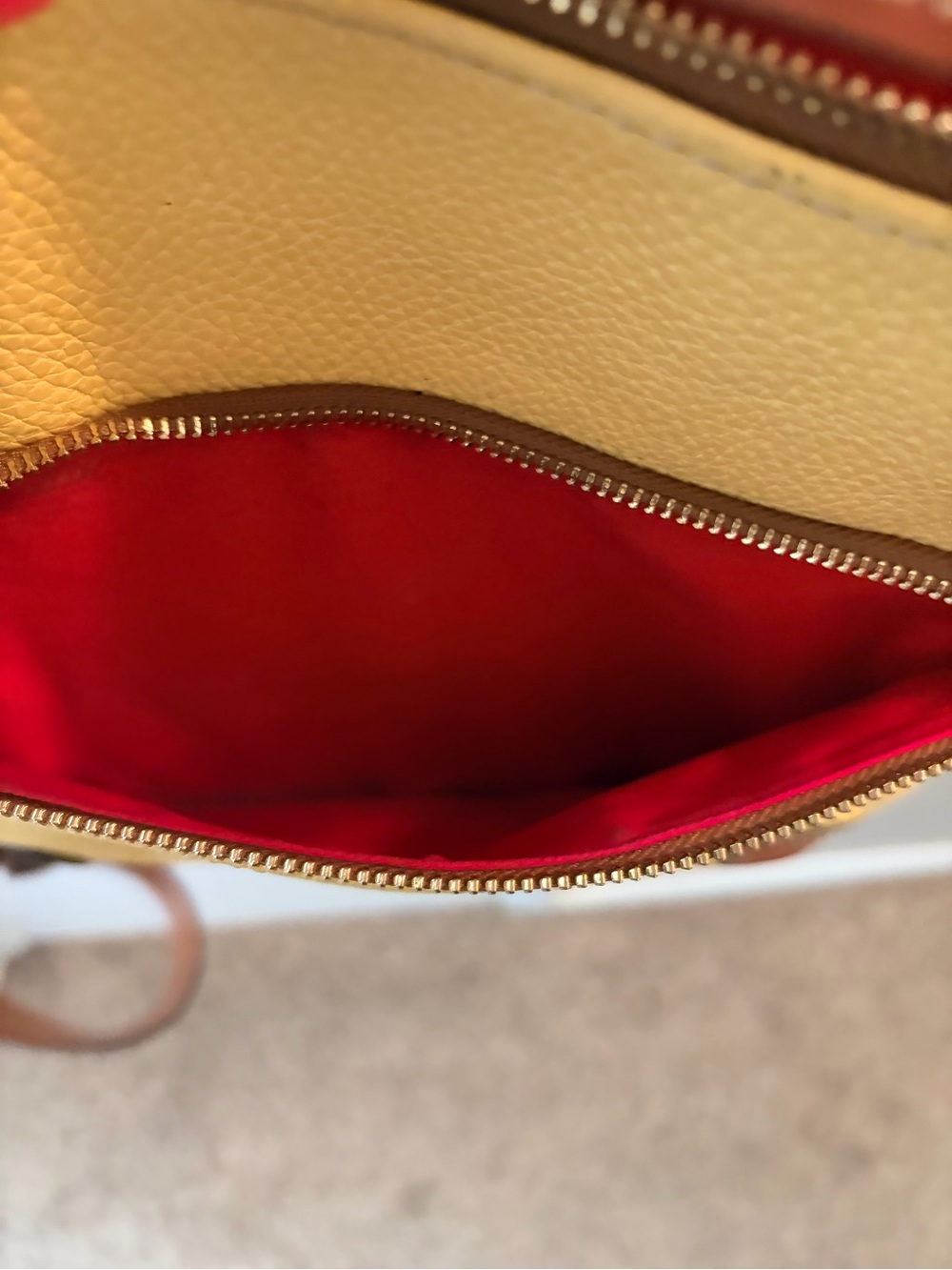 Dooney & Bourke Pebble Grain Leather Crossbody Bag Yellow Dandelion Tan Trim - Picture 2 of 6